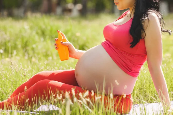 Ung Gravid Kvinna Skydda Magen Med Solkräm Innan Tåget Väntar — Stockfoto