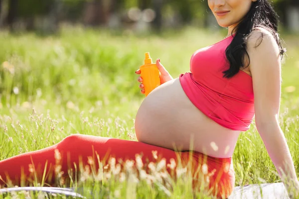 Ung Gravid Kvinna Skydda Magen Med Solkräm Innan Tåget Väntar — Stockfoto