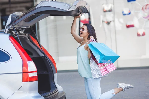 Alışverişten Sonra Genç Çekici Kadın Kadın Alışveriş Poşetlerini Tutup Arabaya — Stok fotoğraf