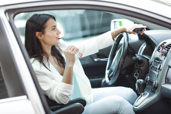 Młoda Atrakcyjna Dama Samochodzie Kobieta Biznesu Samochodzie Kobieta Jazdy Auto — Zdjęcie stockowe