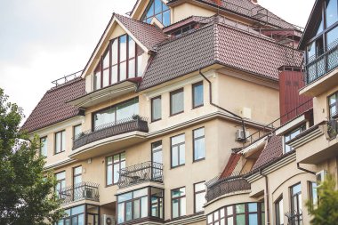 Evin önünden vurulmuş. şehir dışında daire ev.