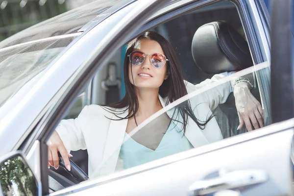 車を運転する魅力的な若い女性 自動車の中で派手な女性 車の中で金持ちの大人の女性 自信のある女性 — ストック写真