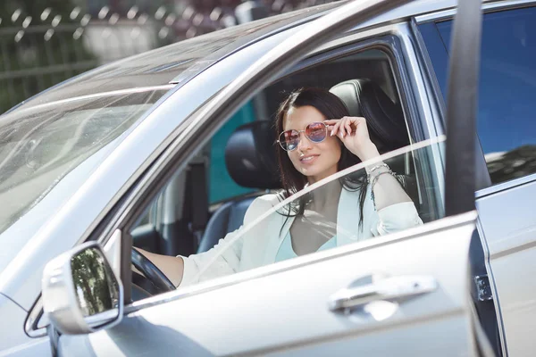Atrakcyjna Młoda Kobieta Jazdy Samochodem Fantazyjna Kobieta Samochodzie Bogaty Dorosły — Zdjęcie stockowe