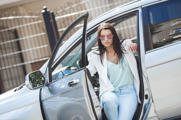 Uma Jovem Atraente Conduzir Carro Mulher Chique Automóvel Uma Mulher — Fotografia de Stock