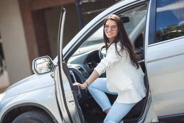 車を運転する魅力的な若い女性 自動車の中で派手な女性 車の中で金持ちの大人の女性 自信のある女性 — ストック写真