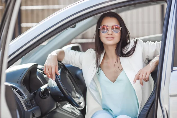 Una Joven Atractiva Conduciendo Coche Una Mujer Elegante Automóvil Mujer — Foto de Stock