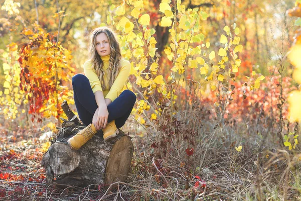 Primer Plano Retrato Joven Hermosa Mujer Fondo Otoño Elegante Mujer — Foto de Stock