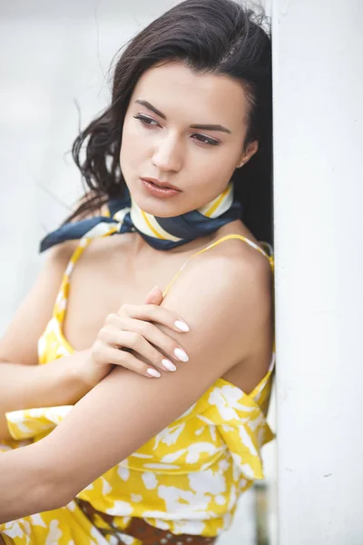Retrato Cerca Una Joven Atractiva Vestida Amarillo Tiempo Libre Verano — Foto de Stock