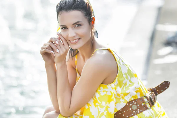 Retrato Cerca Una Joven Atractiva Vestida Amarillo Tiempo Libre Verano — Foto de Stock