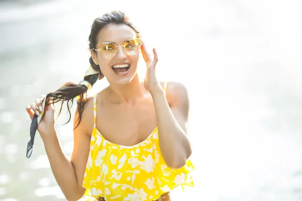 Ritratto Ravvicinato Giovane Donna Attraente Abito Giallo Tempo Libero Estivo — Foto Stock