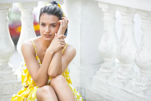 Retrato Close Jovem Mulher Atraente Vestido Amarelo Lazer Verão Bela — Fotografia de Stock