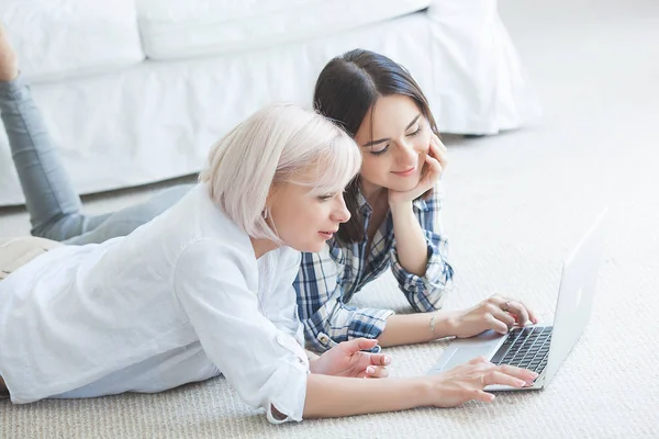 Filha Adulta Sua Mãe Assistindo Filme Laptop Mulheres Olhar Para — Fotografia de Stock