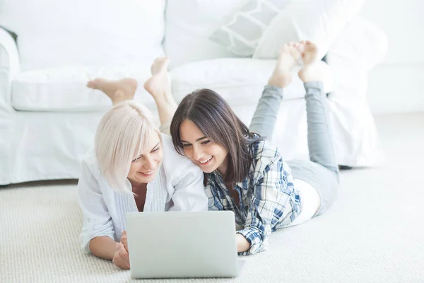 Filha Adulta Sua Mãe Assistindo Filme Laptop Mulheres Olhar Para — Fotografia de Stock