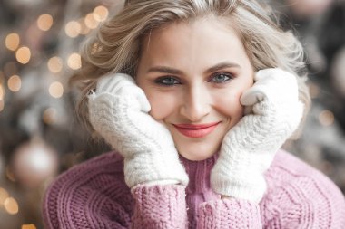 Noel arka plan üzerinde çok güzel genç kadının Closeup portre. İç mekanlarda çekici kadın portresi. Mükemmel sarışın kadın.