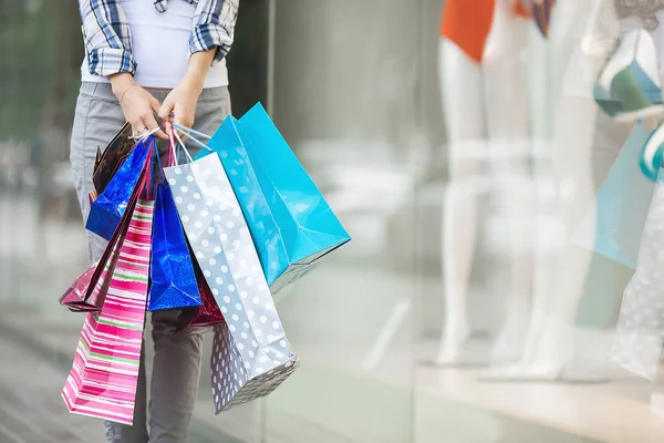 Νέα Ελκυστική Γυναίκα Shopaholic Περπάτημα Γούρνα Εμπορικό Κέντρο Κυρία Κρατάει — Φωτογραφία Αρχείου