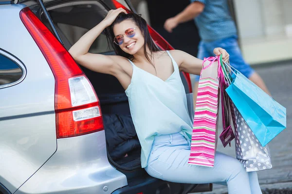 Mladá Atraktivní Žena Nakupování Žena Která Dává Auta Nákupní Tašky — Stock fotografie