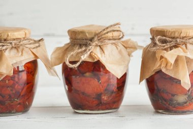 Kavanozdaki domatesler. Ev yapımı kurutulmuş domates. Geçici kapanma. Yaz ve sonbahar konserve yiyecekler. Baharat ve sebzelerle koru..