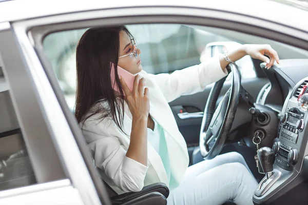 Přitažlivá Mladá Žena Řídí Auto Nóbl Žena Autě Bohatá Dospělá — Stock fotografie