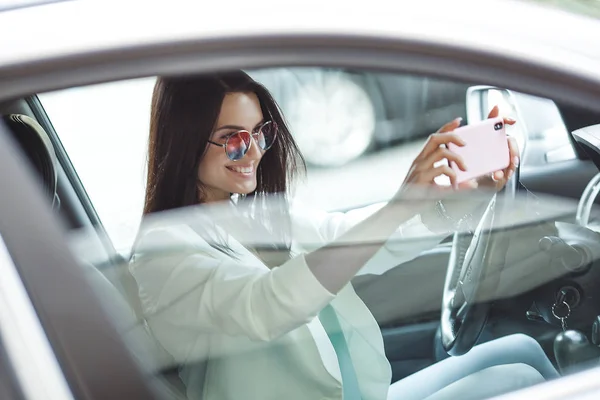 Uma Jovem Atraente Conduzir Carro Mulher Chique Automóvel Uma Mulher — Fotografia de Stock