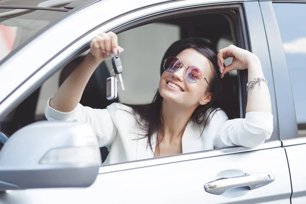Fiatal Vonzó Most Vettem Egy Autót Női Gazdaság Kulcsok Gépkocsi — Stock Fotó