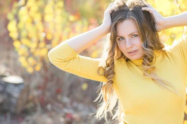 Sonbahar Arka Planda Genç Güzel Kadının Closeup Portre Sonbahar Zamanında — Stok fotoğraf