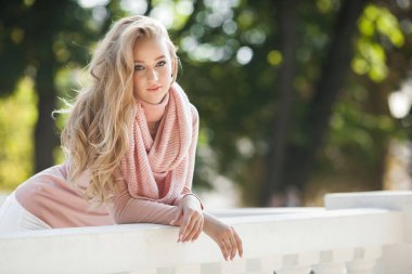 Genç güzel kadının yakın çekim portresi. Kadın açık havada.