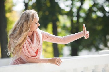 Çekici genç kadın cep telefonu yla konuşuyor. Selfie yapan kadın.