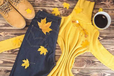 Sonbahar arka plan. Sonbahar kıyafetleri. Sonbahar kadın gardırop. Kadın giysileri üst görünüm atış.