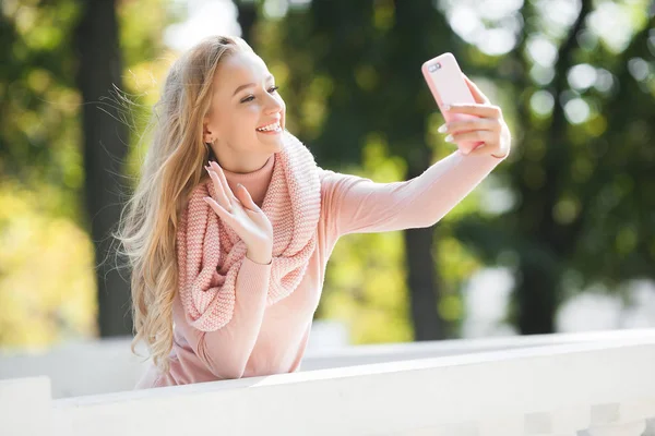 Çekici genç kadın cep telefonu yla konuşuyor. Selfie yapan kadın.