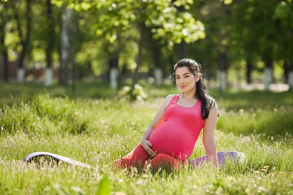 Atractiva Joven Embarazada Haciendo Ejercicios Yoga Aire Libre Parque Esperando —  Fotos de Stock
