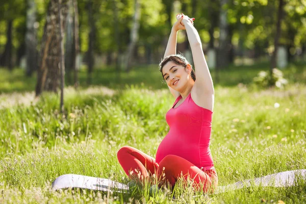 Atractiva Joven Embarazada Haciendo Ejercicios Yoga Aire Libre Parque Esperando — Foto de Stock