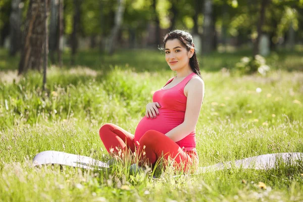 Ελκυστική Νεαρή Έγκυος Γυναίκα Κάνει Ασκήσεις Γιόγκα Εξωτερικούς Χώρους Στο — Φωτογραφία Αρχείου