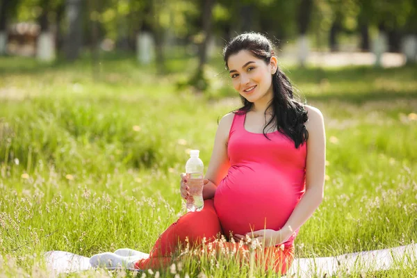 Jeune Femme Enceinte Faisant Des Exercices Remise Forme Extérieur Boire — Photo