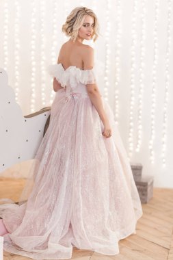 Güzel genç sarışın kadın yakın çekim. Noel geçmişi olan bir bayan. Kapalı güzel kadın portresi.