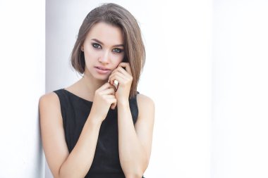 Güzel zarif kadın açık havada. Siyah elbiseli kadın. Genç kadın klasik portre.