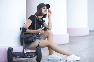 Genç çekici kadın Segway üzerinde paten. Güzel kadın bir jiroboard sürme.