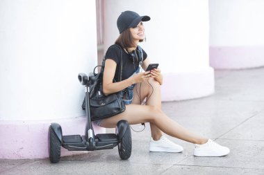 Genç çekici kadın Segway üzerinde paten. Güzel kadın bir jiroboard sürme.