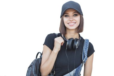 Araçlarla tarafsız arka planda olan kadın. Modern gençlik. Akıllı telefonda müzik dinleyen ve yazan genç kadın.