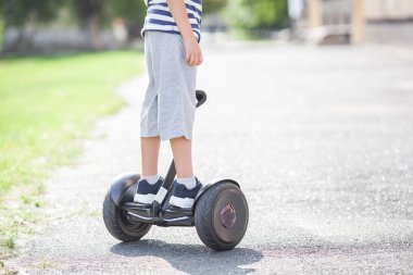 Segway kullanan sevimli küçük çocuk. Hyroboard'da çocuk pateni. Çocuk sürüş hover.