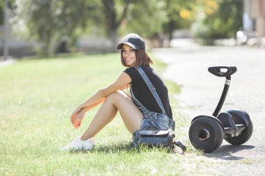 Genç çekici kadın Segway üzerinde paten. Güzel kadın bir jiroboard sürme.