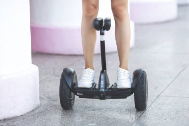 Genç çekici kadın Segway üzerinde paten. Güzel kadın bir jiroboard sürme.