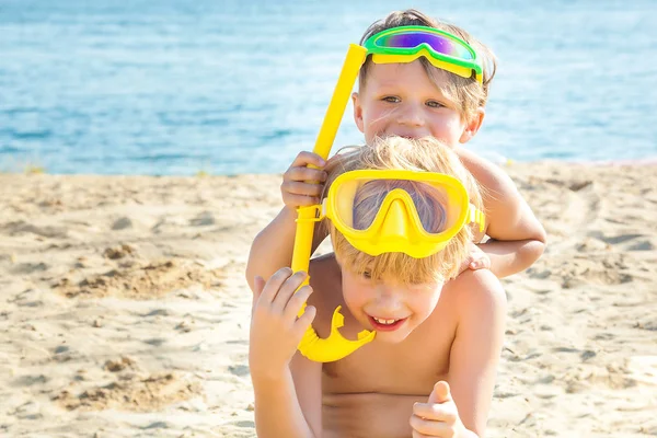 Twee Kleine Kinderen Die Plezier Hebben Het Strand Grappige Kinderen — Stockfoto