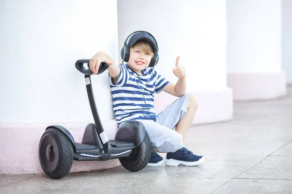 Aranyos Kis Fiú Vezetési Segway Gyermekkorcsolyázás Hyroboard Fiú Vezetési Lebeg — Stock Fotó