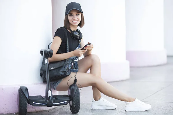 Junge Attraktive Skaterin Auf Dem Segway Hübsche Frau Reitet Auf — Stockfoto