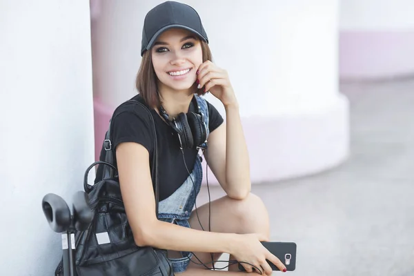 Mulher Fundo Neutro Com Gadgets Juventude Moderna Jovem Sexo Feminino — Fotografia de Stock