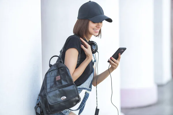 Mulher Fundo Neutro Com Gadgets Juventude Moderna Jovem Sexo Feminino — Fotografia de Stock