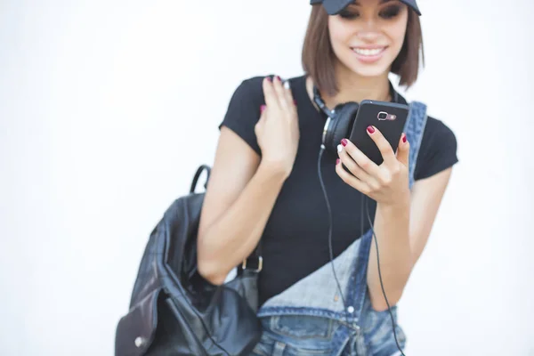 Mujer Sobre Fondo Neutro Con Artilugios Juventud Moderna Joven Mujer — Foto de Stock