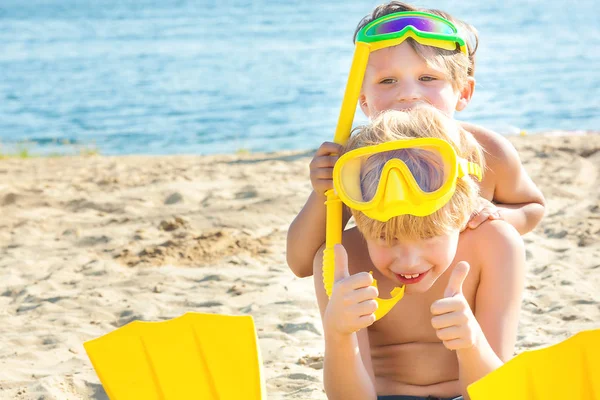 Twee Kleine Kinderen Die Plezier Hebben Het Strand Grappige Kinderen — Stockfoto