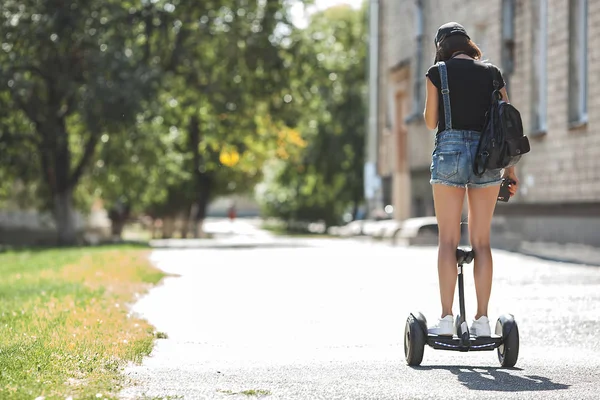 Fiatal Vonzó Nőt Korcsolyázás Segway Pretty Női Lovaglás Gyroboard — Stock Fotó