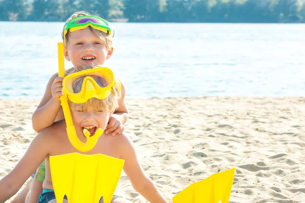 Twee Kleine Kinderen Die Plezier Hebben Het Strand Grappige Kinderen — Stockfoto